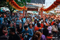 Vật vã dưới cái nóng 34 độ, nghìn người chen chân đến chùa Ngọc Hoàng cúng chư thiên