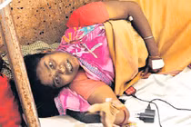 Kinh hoàng nàng dâu bị nhà chồng tra tấn dã man và bắt uống nước tiểu