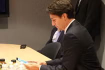 Những người quyền lực nhất thế giới đang dùng điện thoại nào?