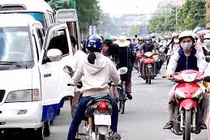 Video: Hàng loạt xe đi ngược chiều bị CSGT Hà Nội xử lý