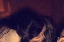 Phản ứng khó tin của chàng trai bắt gặp bạn gái hôn say đắm trai lạ