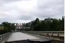 Video: Kinh hoàng khoảnh khắc mưa lũ cuốn sập cầu ở Phú Thọ