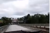 Video: Kinh hoàng khoảnh khắc mưa lũ cuốn sập cầu ở Phú Thọ