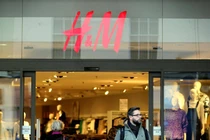 Đốt bỏ hàng tấn quần áo H&M gây tranh cãi