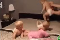 Video: Bà mẹ quay cuồng với bốn đứa nhóc siêu quậy