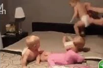 Video: Bà mẹ quay cuồng với bốn đứa nhóc siêu quậy