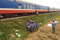 Nam Định: Cố băng xe máy qua đường sắt, ba bác cháu bị tàu tông chết