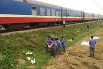 Nam Định: Cố băng xe máy qua đường sắt, ba bác cháu bị tàu tông chết