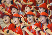 Video: Đội quân sắc đẹp Triều Tiên “làm nóng” khán đài ở Hàn Quốc