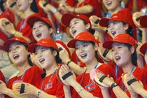 Video: Đội quân sắc đẹp Triều Tiên “làm nóng” khán đài ở Hàn Quốc