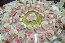 Phát tiền lì xì "bá đạo" đầu năm mới: Uống rượu đến đâu nhận tiền tới đó