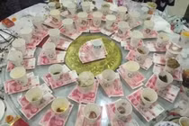 Phát tiền lì xì "bá đạo" đầu năm mới: Uống rượu đến đâu nhận tiền tới đó