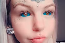 Cận cảnh cô gái xăm tròng mắt xanh, xẻ lưỡi làm đôi