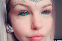 Cận cảnh cô gái xăm tròng mắt xanh, xẻ lưỡi làm đôi