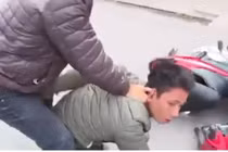 Video: Cảnh sát hình sự Hà Nội hóa trang bắt nhóm trấn lột như phim hành động