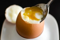 Thực hư ăn trứng sống tốt hơn trứng chín