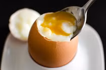 Thực hư ăn trứng sống tốt hơn trứng chín