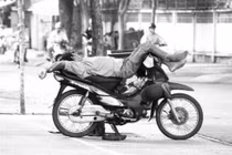 Ham mua mì tôm mong trúng thưởng xe máy, tỷ phú... trắng tay