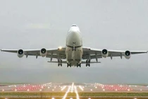 Video: Động cơ bốc cháy xì khói, máy bay chở 84 người hạ cánh khẩn