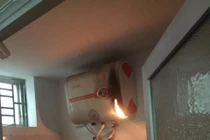 Video: Bình nóng lạnh bốc cháy, hai mẹ con ở Hà Nội hoảng loạn