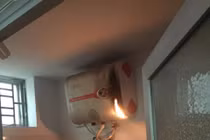 Video: Bình nóng lạnh bốc cháy, hai mẹ con ở Hà Nội hoảng loạn