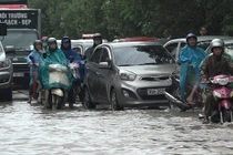 Video: Xe "bơi" trên đường, dân Thủ đô quăng lưới bắt cá ngay giữa phố
