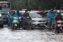 Video: Xe "bơi" trên đường, dân Thủ đô quăng lưới bắt cá ngay giữa phố