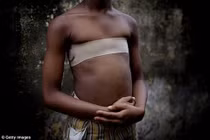 Kinh hãi tục "là ngực" bé gái ở châu Phi