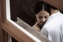 Về nhà lúc nửa buổi, tôi chết đứng với bí mật động trời của em chồng