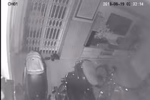 Video: Xem bóng đá quên khóa cửa, trộm đột nhập cuỗm 3 xe máy