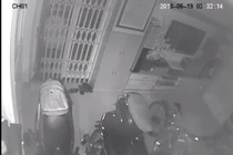 Video: Xem bóng đá quên khóa cửa, trộm đột nhập cuỗm 3 xe máy
