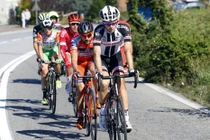 Video: Đạp xe liên tục 5 tiếng, các tay đua ăn uống và... thay đồ thế nào?