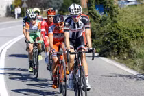 Video: Đạp xe liên tục 5 tiếng, các tay đua ăn uống và... thay đồ thế nào?