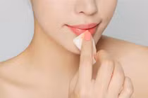 Cách dùng mật ong giúp đôi môi căng mọng trong tích tắc