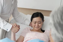 Vợ nhất định không chịu về quê sinh con, chồng ngã ngửa khi biết lý do