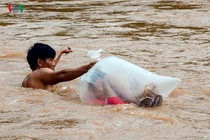 Video: Nhói lòng học sinh Điện Biên chui túi nailon vượt suối lũ tới trường