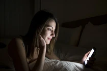 Làn thế nào bảo vệ đôi mắt khi sử dụng điện thoại thông minh?