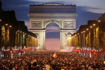 Video: CĐV hỗn loạn sau khi Pháp giành quyền vào chung kết World Cup