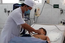 Bé 6 tuổi suýt mất mạng vì hóc thịt viên khi ăn bún