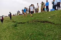 Đê sông Chu nứt, cả nghìn dân Thanh Hóa có thể phải sơ tán trước bão