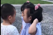 Video: Màn bênh nhau bá đạo của cặp sinh đôi