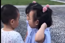 Video: Màn bênh nhau bá đạo của cặp sinh đôi