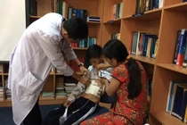 Bé trai teo hoàn toàn dạ dày do uống nhầm hóa chất