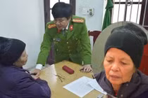 Dựng lại hiện trường vụ bà nội sát hại cháu bé hơn 20 ngày tuổi 