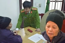 Dựng lại hiện trường vụ bà nội sát hại cháu bé hơn 20 ngày tuổi 