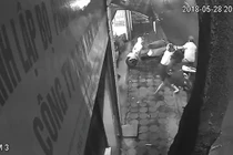 Video: Nữ chủ xe SH quyết liệt giành lại xe với tên cướp có dao ở Hà Nội