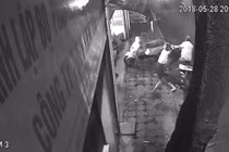 Video: Nữ chủ xe SH quyết liệt giành lại xe với tên cướp có dao ở Hà Nội