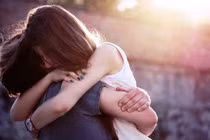 Giám đốc sững người bắt gặp vợ trẻ ôm trai đẹp vào khách sạn