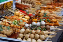 Bé 7 tuổi bị que xiên cá viên đâm xuyên hậu môn lúc nô đùa