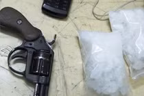 Thu 3 khẩu súng trong khi bắt vụ mua bán trái phép gần 7 kg ma túy tổng hợp